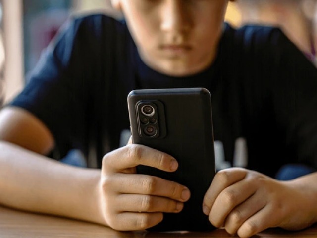 Buscan prohibir las redes sociales a menores de 13 a�os